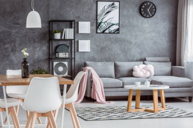 Gri daire, açık yemek alanı