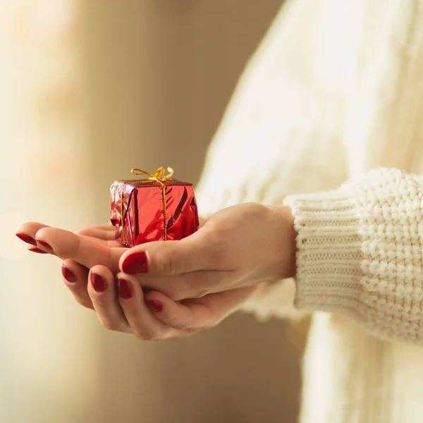 Small gift on the hand — Stock Photo, Image