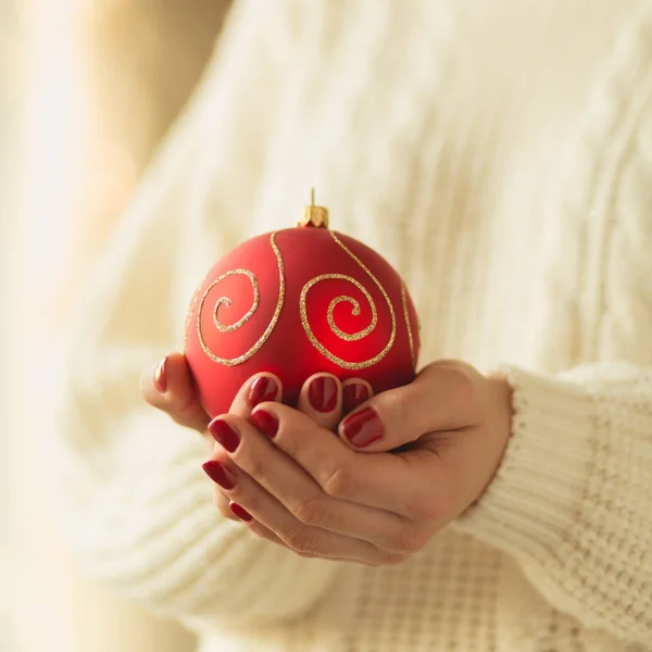 Kvinna med röd Christmas småsak — Stockfoto