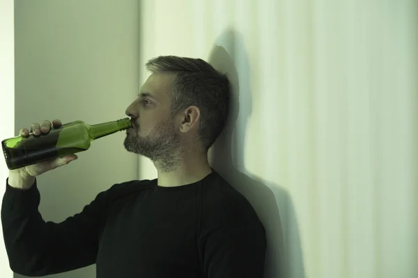 Hombre deprimido bebiendo vino — Foto de Stock