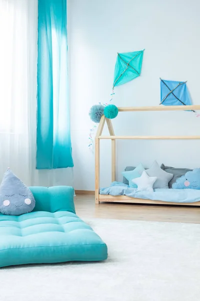 男孩卧室的蓝色床垫 — 图库照片