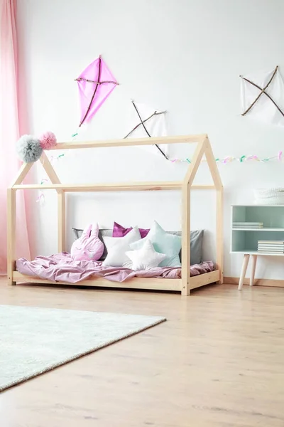 Rosa handgemachter Drachen im Schlafzimmer — Stockfoto
