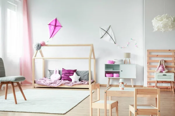 Розовый змей в детской спальне — стоковое фото