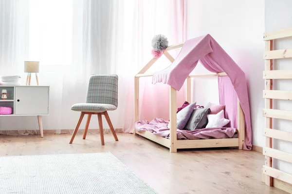 Cama de menina no interior do quarto — Fotografia de Stock