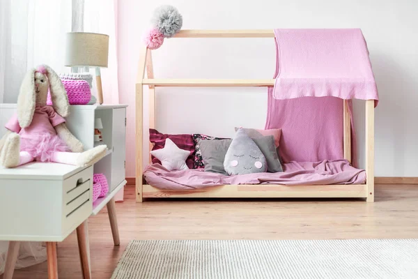 Roze meisje slaapkamer interieur — Stockfoto