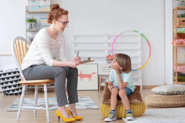 Psykolog pratar med liten pojke — Stockfoto