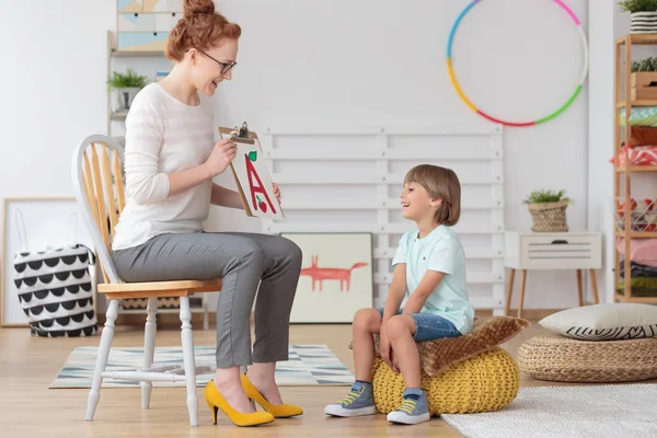 Jongen tijdens Spraak therapie sessie — Stockfoto