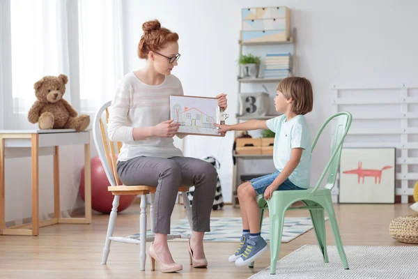 Consejero familiar que ayuda a niños pequeños — Foto de Stock