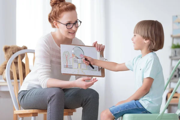 Adoção infantil e conceito de família — Fotografia de Stock