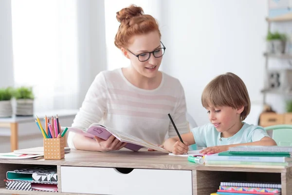 Tutor privado ajudando jovem estudante — Fotografia de Stock