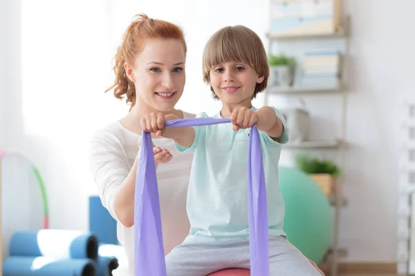 Jongetje met elastische band — Stockfoto