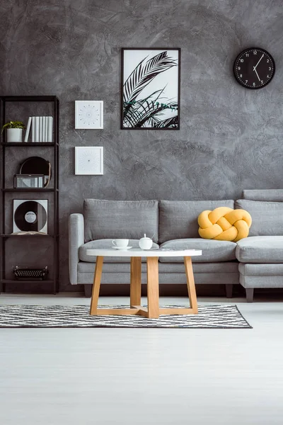 Moderne Wohnung mit grauem Sofa — Stockfoto