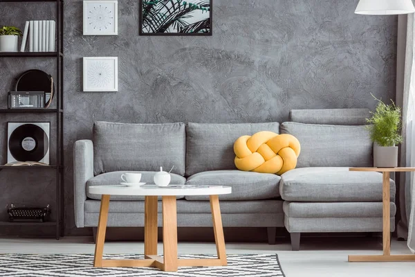 Gray room with yellow accent — Stock Photo, Image
