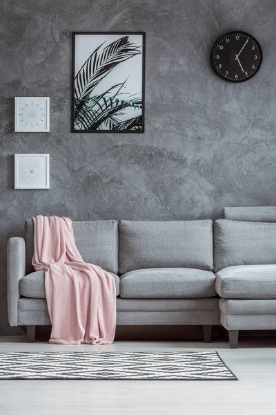 Parete testurizzata in cemento, divano grigio — Foto Stock