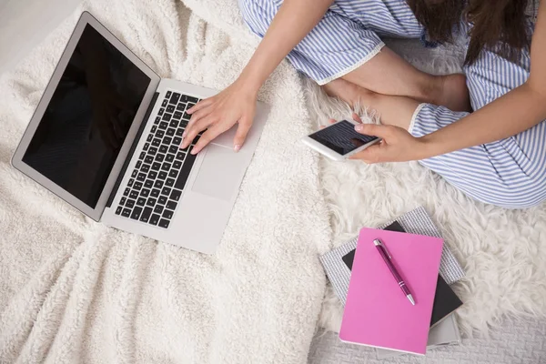 Hand op toetsenbord — Stockfoto