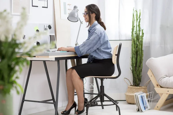 Mujer en camisa de mezclilla — Foto de Stock