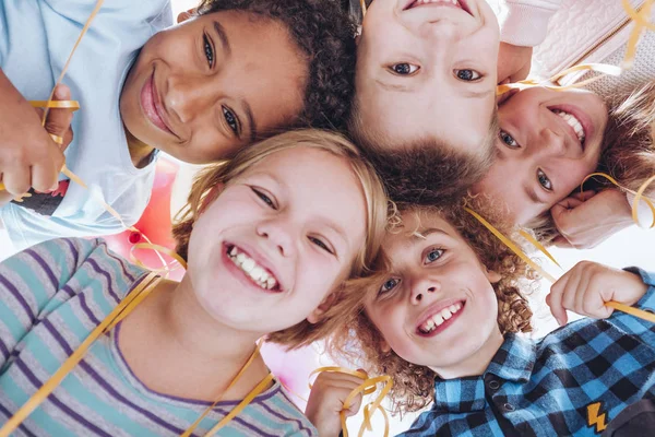 Grupo de crianças sorridentes — Fotografia de Stock