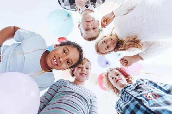Gelukkige kinderen houden van kleurrijke ballonnen — Stockfoto