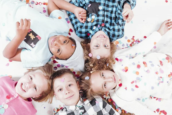 Děti, které leží na podlaze — Stock fotografie