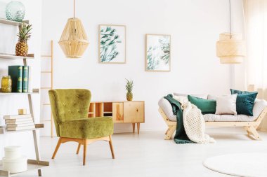 Oturma odasında Rattan lambalar