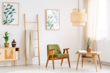 Yeşil sandalye ile parlak Oda 