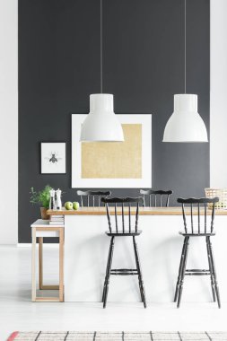 Rustik bar tabureleri ile mutfak