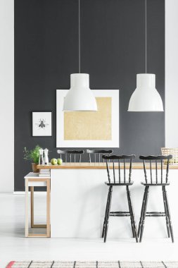 Bar tabureleri mutfakta siyah