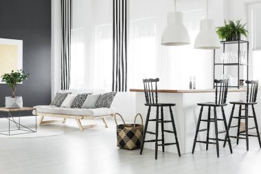 Beyaz kanepe oturma odası