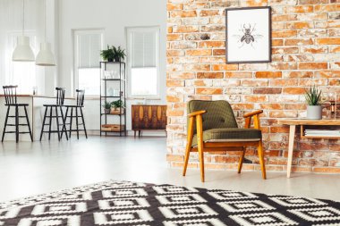 Yeşil retro sandalye üzerinde poster