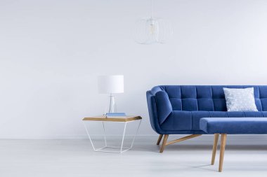 Masanın yanındaki kanepe