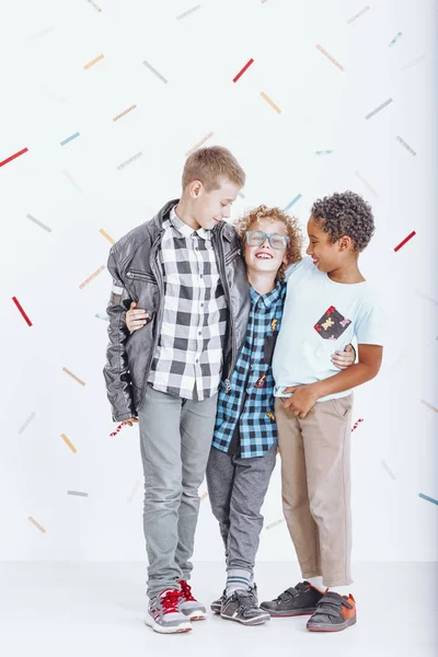 Junge umarmt seine Freunde — Stockfoto