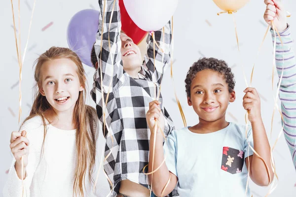 Діти грають з повітряними кулями — стокове фото