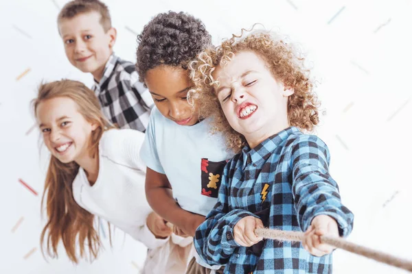 Niños tirando de la cuerda — Foto de Stock