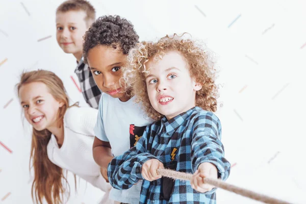 Kinderen trekken een touw — Stockfoto