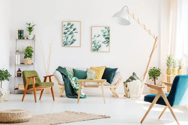 Woonkamer met vintage stoelen — Stockfoto