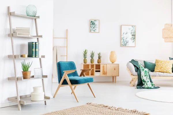 Ruang santai dengan kursi biru — Stok Foto