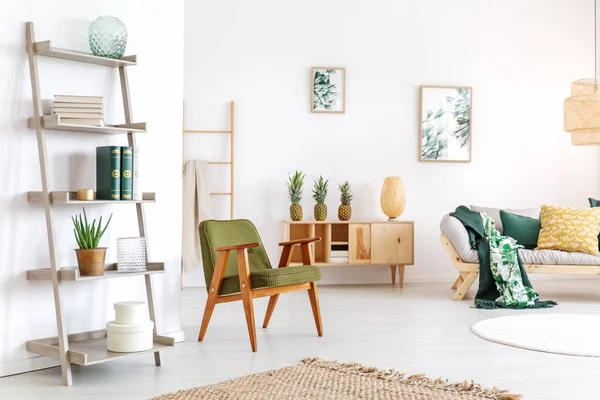Ontspanningsruimte met groene fauteuil — Stockfoto