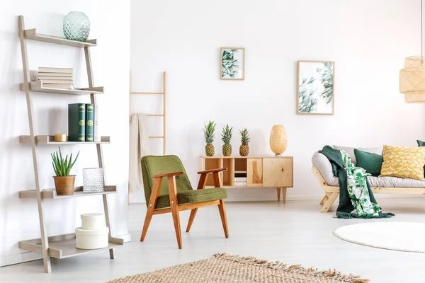 Salle de détente avec fauteuil vert — Photo