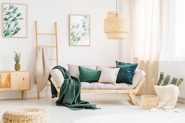 Natuurlijke woonkamer met sofa — Stockfoto