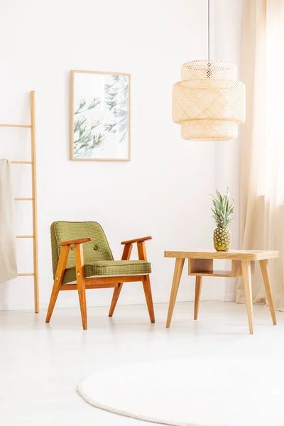 Groene Vintage fauteuil in kamer — Stockfoto
