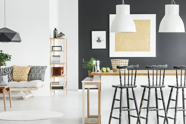 Gouden accenten in tegenstelling interieur — Stockfoto