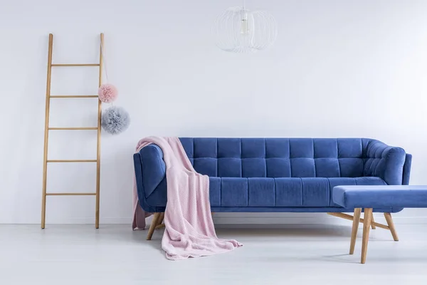 Soveplass på sofaen – stockfoto