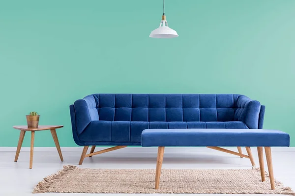 Blaue Couch im Wartezimmer — Stockfoto