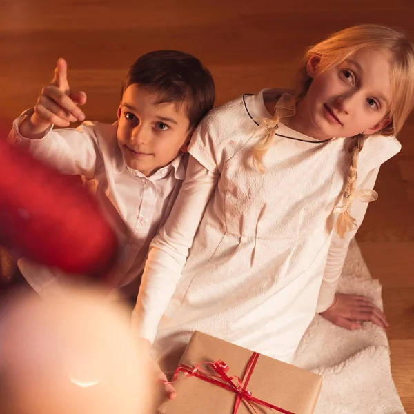 Barn som väntar på jultomten — Stockfoto