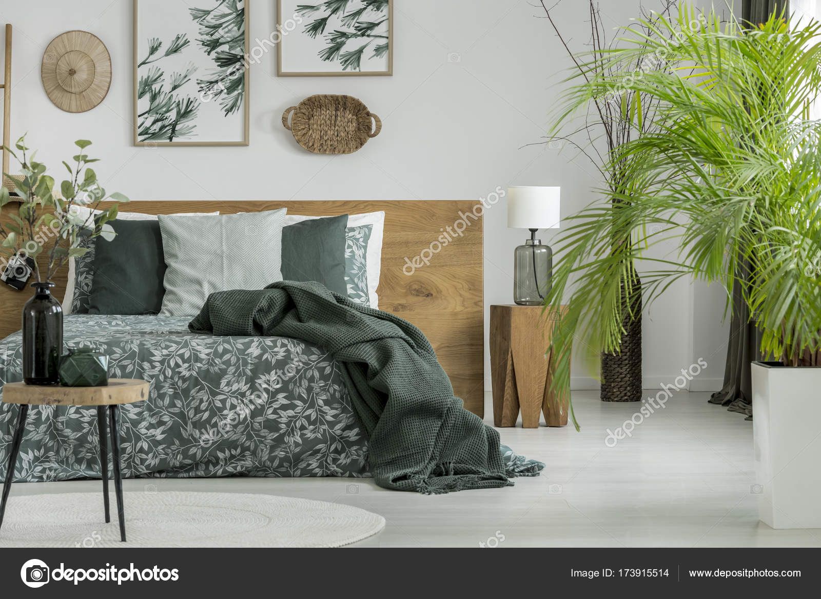 Tavolo e piante in camera da letto — Foto Stock © photographee.eu ... Tavolo e piante in camera da letto — Foto Stock © photographee.eu ...
