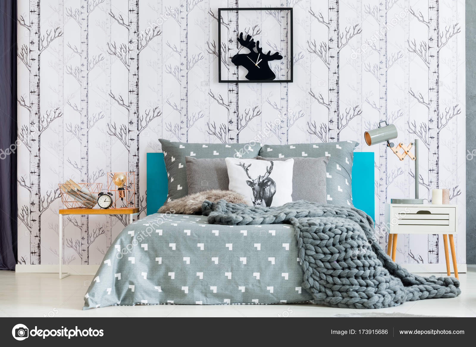 Alci orologio in camera da letto bianca — Foto Stock © photographee ... Alci orologio in camera da letto bianca — Foto Stock © photographee ...