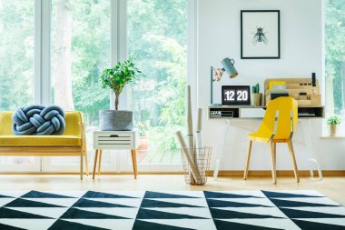 Sarı sandalye ile parlak çalışma alanı