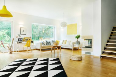 Açık alanda geometrik halı