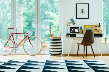 Kırmızı bisiklet ile parlak daire