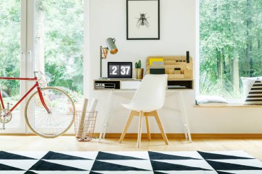 Beyaz modern sandalye masa